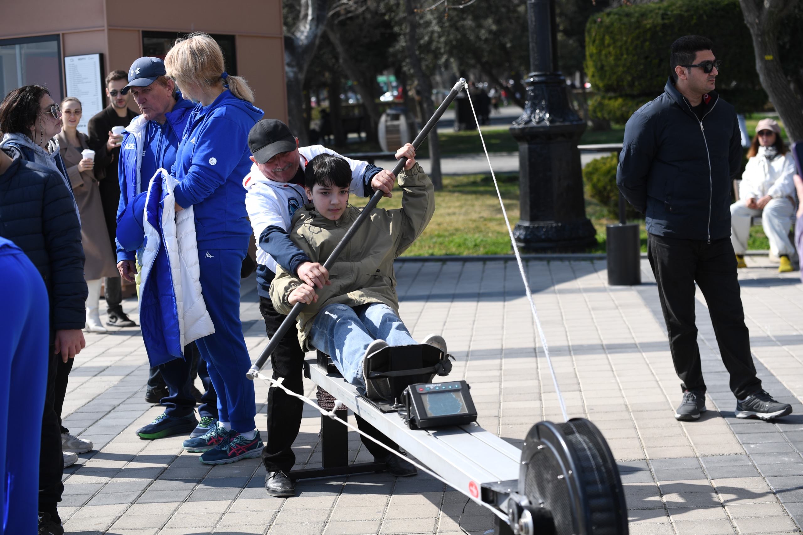 Bakıda Xəzərin suları avarçəkmə və yelkənli qayıqlarla bəzəndi (FOTO)